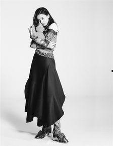 吃瓜黑色衣服女孩,探寻她的故事