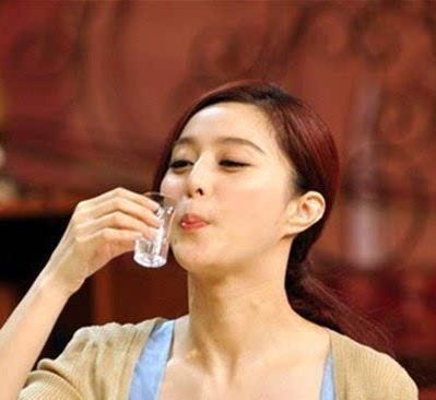 女明星喝酒后,女明星酒后的迷人瞬间